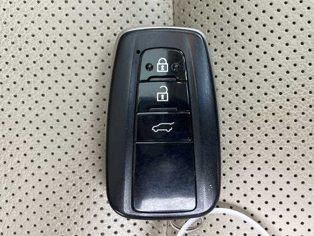 トヨタ ランドクルーザー プラド TX Lパッケージ マットブラED 千葉県 2023(令5)年 2万km パール サンルーフ/本革シート/本革ステアリング/ステアリングリモコン/前席パワーシート/シートヒーター/シートクーラー/ブラインドモニター/全方位カメラ/Ｍｉｒａｃａｓｔ/Ｔ－Ｃｏｎｎｅｃｔ/電格ウィンカーミラー/純正ナビ（ＢＴ／ＴＶ）/ＵＳＢ/オートハイビーム/ヘッドライトウォッシャー/オートクルーズ