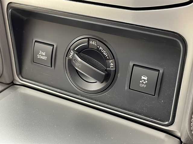 トヨタ ランドクルーザー プラド TX Lパッケージ マットブラED 千葉県 2023(令5)年 2万km パール サンルーフ/本革シート/本革ステアリング/ステアリングリモコン/前席パワーシート/シートヒーター/シートクーラー/ブラインドモニター/全方位カメラ/Ｍｉｒａｃａｓｔ/Ｔ－Ｃｏｎｎｅｃｔ/電格ウィンカーミラー/純正ナビ（ＢＴ／ＴＶ）/ＵＳＢ/オートハイビーム/ヘッドライトウォッシャー/オートクルーズ