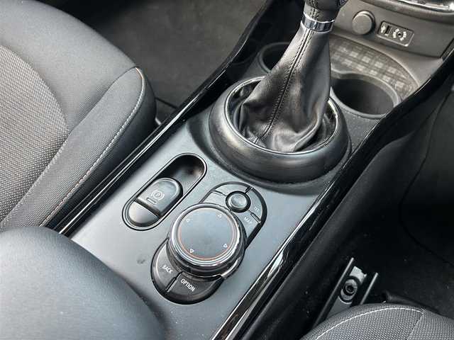ＭＩＮＩ ミニ クラブマン クーパー 埼玉県 2016(平28)年 5.8万km ミッドナイト・ブラック・メタリック 純正HDDナビ/(Bluetooth/USB)/バックカメラ/純正１７インチアルミホイール/クリアランスソナー/横滑り防止装置/ＥＴＣ