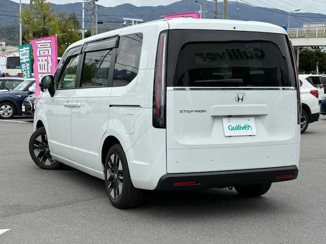 ホンダ ステップワゴン エアー 長野県 2023(令5)年 2.2万km プラチナホワイトパール 純正１１．４インチナビ/ステアリングスイッチ/プッシュスタート　/Bluetooth接続/DVD再生可能/フルセグTV/全方位カメラ/純正16インチアルミホイール/社外AW付きスタッドレス車載/シーケンシャルウインカー　/両側パワースライドドア　/クルーズコントロール　/ＬＥＤヘッドライト　/オートライト/ミラーヒーター/レーン逸脱警報/ＥＴＣ　