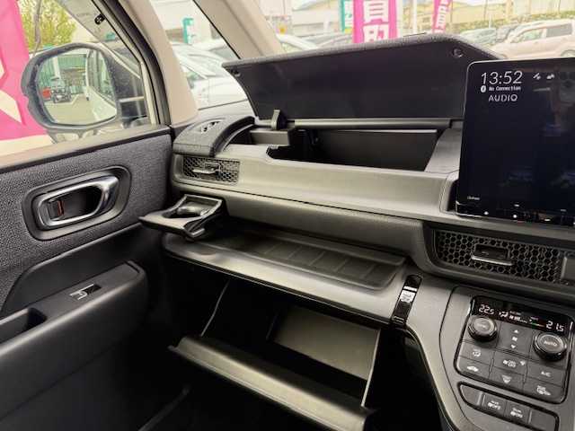ホンダ ステップワゴン エアー 長野県 2023(令5)年 2.2万km プラチナホワイトパール 純正１１．４インチナビ/ステアリングスイッチ/プッシュスタート　/Bluetooth接続/DVD再生可能/フルセグTV/全方位カメラ/純正16インチアルミホイール/社外AW付きスタッドレス車載/シーケンシャルウインカー　/両側パワースライドドア　/クルーズコントロール　/ＬＥＤヘッドライト　/オートライト/ミラーヒーター/レーン逸脱警報/ＥＴＣ　