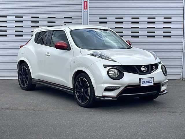 日産 ジューク ニスモ 道央・札幌 2013(平25)年 10.4万km ブリリアントホワイトパール (株)IDOMが運営する【じしゃロン札幌店】の自社ローン専用車両になります。こちらは現金またはオートローンご利用価格です。自社ローンご希望の方は別途その旨お申し付けください。/社外ナビ/　DVD/CD/SD/MSV/BT/USB/HDMI/フルセグTV/バックカメラ/純正HIDヘッドライト/オートライト/純正18インチアルミホイール/社外マフラー/革巻きステアリング/横滑り防止/スマートキー×２/ドライブレコーダー/フロアマット/ETC/電動格納ドアミラー