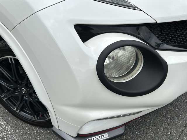 日産 ジューク ニスモ 道央・札幌 2013(平25)年 10.4万km ブリリアントホワイトパール (株)IDOMが運営する【じしゃロン札幌店】の自社ローン専用車両になります。こちらは現金またはオートローンご利用価格です。自社ローンご希望の方は別途その旨お申し付けください。/社外ナビ/　DVD/CD/SD/MSV/BT/USB/HDMI/フルセグTV/バックカメラ/純正HIDヘッドライト/オートライト/純正18インチアルミホイール/社外マフラー/革巻きステアリング/横滑り防止/スマートキー×２/ドライブレコーダー/フロアマット/ETC/電動格納ドアミラー