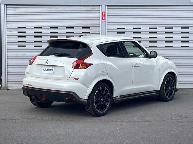 日産 ジューク ニスモ 道央・札幌 2013(平25)年 10.4万km ブリリアントホワイトパール (株)IDOMが運営する【じしゃロン札幌店】の自社ローン専用車両になります。こちらは現金またはオートローンご利用価格です。自社ローンご希望の方は別途その旨お申し付けください。/社外ナビ/　DVD/CD/SD/MSV/BT/USB/HDMI/フルセグTV/バックカメラ/純正HIDヘッドライト/オートライト/純正18インチアルミホイール/社外マフラー/革巻きステアリング/横滑り防止/スマートキー×２/ドライブレコーダー/フロアマット/ETC/電動格納ドアミラー