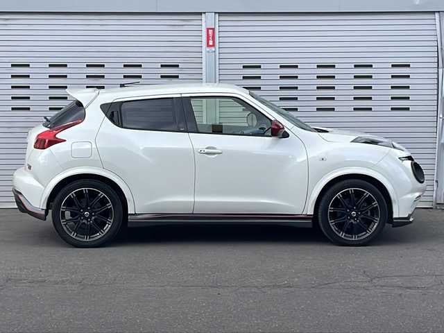 日産 ジューク ニスモ 道央・札幌 2013(平25)年 10.4万km ブリリアントホワイトパール (株)IDOMが運営する【じしゃロン札幌店】の自社ローン専用車両になります。こちらは現金またはオートローンご利用価格です。自社ローンご希望の方は別途その旨お申し付けください。/社外ナビ/　DVD/CD/SD/MSV/BT/USB/HDMI/フルセグTV/バックカメラ/純正HIDヘッドライト/オートライト/純正18インチアルミホイール/社外マフラー/革巻きステアリング/横滑り防止/スマートキー×２/ドライブレコーダー/フロアマット/ETC/電動格納ドアミラー