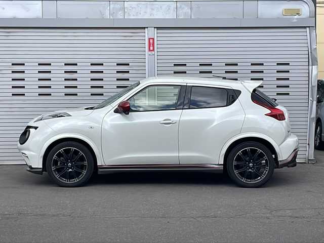 日産 ジューク ニスモ 道央・札幌 2013(平25)年 10.4万km ブリリアントホワイトパール (株)IDOMが運営する【じしゃロン札幌店】の自社ローン専用車両になります。こちらは現金またはオートローンご利用価格です。自社ローンご希望の方は別途その旨お申し付けください。/社外ナビ/　DVD/CD/SD/MSV/BT/USB/HDMI/フルセグTV/バックカメラ/純正HIDヘッドライト/オートライト/純正18インチアルミホイール/社外マフラー/革巻きステアリング/横滑り防止/スマートキー×２/ドライブレコーダー/フロアマット/ETC/電動格納ドアミラー