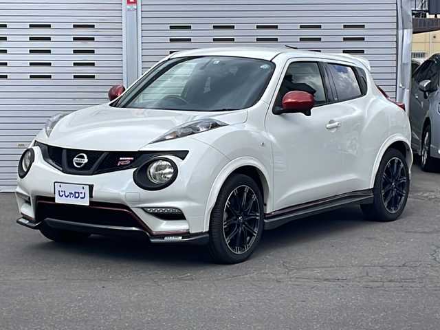 日産 ジューク ニスモ 道央・札幌 2013(平25)年 10.4万km ブリリアントホワイトパール (株)IDOMが運営する【じしゃロン札幌店】の自社ローン専用車両になります。こちらは現金またはオートローンご利用価格です。自社ローンご希望の方は別途その旨お申し付けください。/社外ナビ/　DVD/CD/SD/MSV/BT/USB/HDMI/フルセグTV/バックカメラ/純正HIDヘッドライト/オートライト/純正18インチアルミホイール/社外マフラー/革巻きステアリング/横滑り防止/スマートキー×２/ドライブレコーダー/フロアマット/ETC/電動格納ドアミラー