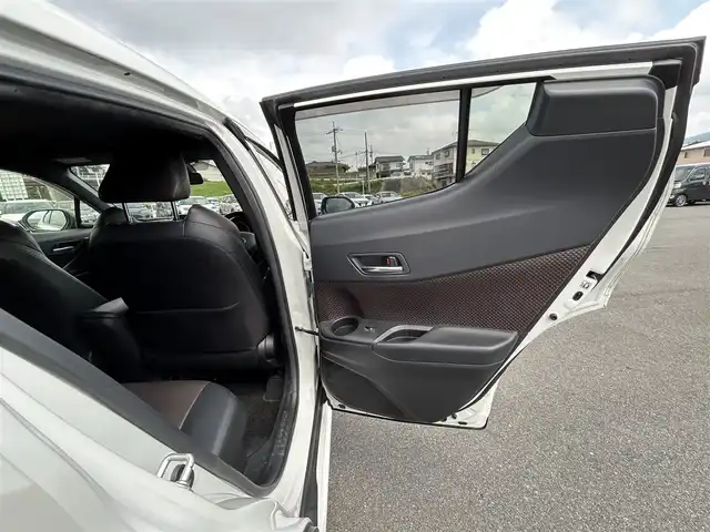トヨタ Ｃ－ＨＲ G 岡山県 2018(平30)年 6万km ホワイトパールクリスタルシャイン 社外メモリナビ　CN-RE04WD/フルセグTV、CD、DVD、Bluetooth、AM、FM/モデリスタエアロ/バックカメラ/前方ドライブレコーダー/前席シートヒーター/ハーフレザーシート/ブラインドスポットモニター/クリアランスソナー＆バックソナー/車両接近通知装置/プリクラッシュセーフティシステム/レーンディパーチャーアラート/オートマチックハイビーム/レーダークルーズコントロール