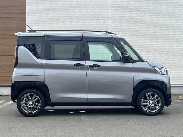 三菱 デリカミニ T プレミアム 秋田県 2024(令6)年 1.6万km グレーⅡ ４WD/ターボ/LEDヘッドライト/両側パワスラ/社外ナビ/フルセグ/全方位カメラ/社外アルミ/スマートキー/プッシュスタート/オートマチックハイビーム/クルーズコントロール/ダウンヒルアシストコントロール/コーナーセンサー/ステアリングスイッチ/ステアリングヒーター/アラウンドビューモニター/ETC/ルーフレール/社外フロアマット/純正ドアバイザー/オートライト/オートエアコン/パワーステアリング/パワーウィンドウ/横滑り防止/レベライザー/電動格納ウィンカーミラー/保証書/取扱説明書/記録簿