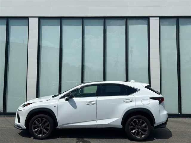 レクサス ＮＸ 300 Fスポーツ 大阪府 2018(平30)年 2.8万km ホワイトノーヴァガラスフレーク シートヒーター　/エアシート　/ステアリングヒーター　/パノラマルーフ　/Ｂｌｕｅｔｏｏｔｈ　/純正ナビ　/フルセグＴＶ　/ターボ　/Bカメラ　/パワーシートメモリー機能付き　/ミュージックプレーヤー　/ブレーキホールド/メモリナビ/追従型クルーズコントロール/プッシュスタート/バックカメラ/ETC/パワーバックドア