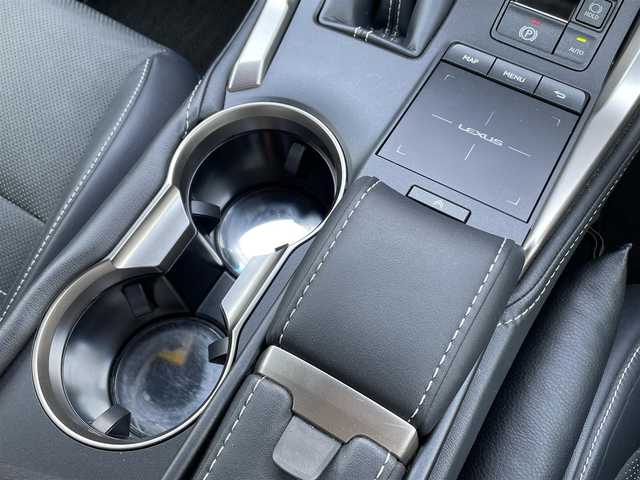 レクサス ＮＸ 300 Fスポーツ 大阪府 2018(平30)年 2.8万km ホワイトノーヴァガラスフレーク シートヒーター　/エアシート　/ステアリングヒーター　/パノラマルーフ　/Ｂｌｕｅｔｏｏｔｈ　/純正ナビ　/フルセグＴＶ　/ターボ　/Bカメラ　/パワーシートメモリー機能付き　/ミュージックプレーヤー　/ブレーキホールド/メモリナビ/追従型クルーズコントロール/プッシュスタート/バックカメラ/ETC/パワーバックドア