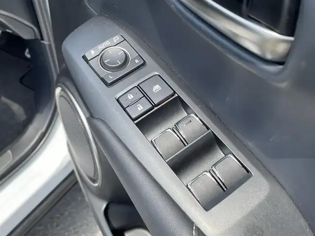 レクサス ＮＸ 300 Fスポーツ 大阪府 2018(平30)年 2.8万km ホワイトノーヴァガラスフレーク シートヒーター　/エアシート　/ステアリングヒーター　/パノラマルーフ　/Ｂｌｕｅｔｏｏｔｈ　/純正ナビ　/フルセグＴＶ　/ターボ　/Bカメラ　/パワーシートメモリー機能付き　/ミュージックプレーヤー　/ブレーキホールド/メモリナビ/追従型クルーズコントロール/プッシュスタート/バックカメラ/ETC/パワーバックドア
