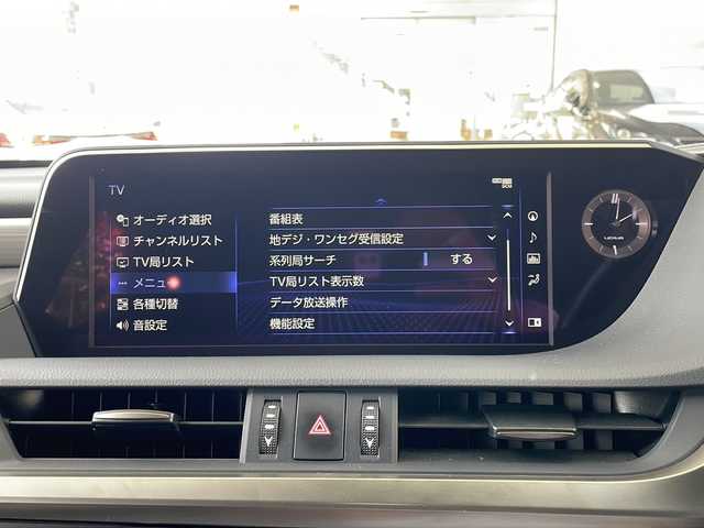 レクサス ＥＳ 300h Fスポーツ 京都府 2021(令3)年 8.9万km ホワイトノーヴァガラスフレーク 純正ナビ　/ワンオーナー　/カラーＨＵＤ　/デジタルインナーミラー　/パノラミックビューモニター　/サンルーフ　/ステアリングヒーター　/電動リアゲート　/３眼フルＬＥＤヘッドランプ/ＢＳＭ　/クリアランスソナー/ナノイー　/地デジ・フルセグ　/スポーツシート/19インチツインスポークダークプレミアムAW/Fエンブレム付革巻きステアリングホイール/ワンオーナー/オートマチックハイビーム/レーダークルーズコントロール/ウィンカーミラー/スマートキー/スポーツシート/ETC2.0ビルトイン/ドライブレコーダー（Yupiteru）
