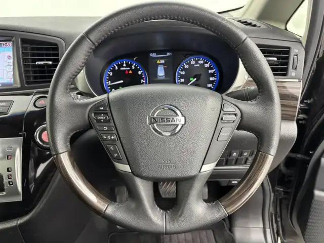 日産 エルグランド 250HWS アーバンクロム 富山県 2015(平27)年 3.9万km ファントムブラック 純正ナビ（CD DVD MSV bluetooth）/フルセグTV/全方位カメラ/両側パワースライドドア/前後コーナーセンサー/ビルトインETC/ハーフレザーシート/クルーズコントロール/100V-100W電源/スマートキー/スペアキー/プッシュスタート/LEDヘッドライト/オートライト/フォグ/横滑り防止装置/バックドアオートクロージャー/保証書、取説