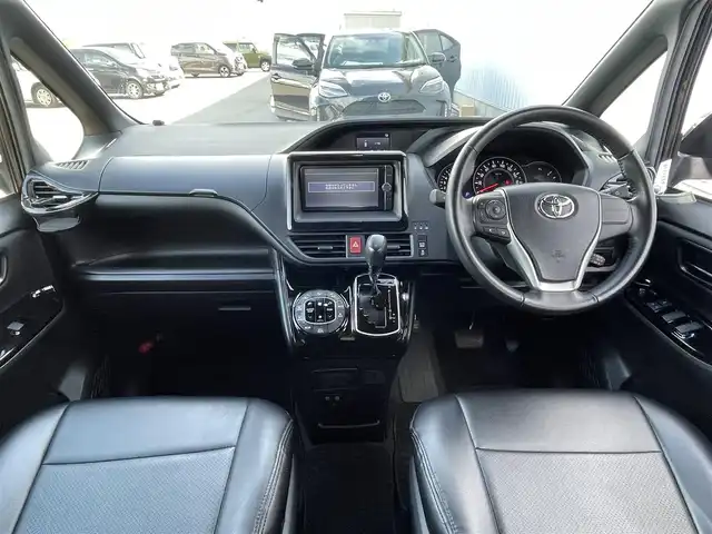 トヨタ ノア Si 佐賀県 2021(令3)年 2.9万km ブラック 純正SDナビゲーション「NSZT-W62G」/・AM/FM/CD/DVD/フルセグ/BT//・バックカメラ/前後ドライブレコーダー/社外フリップダウンモニター/USB入力端子/純正16インチアルミホイール/黒レザーシートカバー/スマートキー/LEDヘッドライト/・オートマチックハイビーム/オートエアコン/ETC/ドアバイザー/新車保証書/取扱説明書/スペアキー1本/Toyota Safety Sense/・プリクラッシュセーフティ/・クルーズコントロール/・インテリジェントクリアランスソナー/・リヤクロストラフィックアラート/・VSC（車両安定制御システム）/・TRC（トラクションコントロール）/・ヒルスタートアシストコントロール