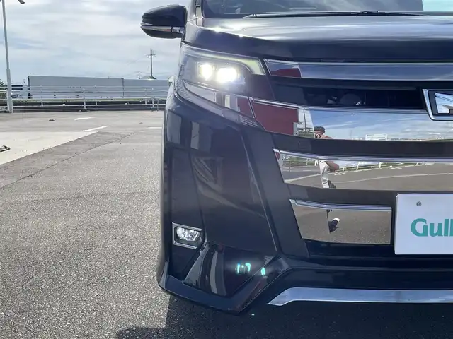 トヨタ ノア Si 佐賀県 2021(令3)年 2.9万km ブラック 純正SDナビゲーション「NSZT-W62G」/・AM/FM/CD/DVD/フルセグ/BT//・バックカメラ/前後ドライブレコーダー/社外フリップダウンモニター/USB入力端子/純正16インチアルミホイール/黒レザーシートカバー/スマートキー/LEDヘッドライト/・オートマチックハイビーム/オートエアコン/ETC/ドアバイザー/新車保証書/取扱説明書/スペアキー1本/Toyota Safety Sense/・プリクラッシュセーフティ/・クルーズコントロール/・インテリジェントクリアランスソナー/・リヤクロストラフィックアラート/・VSC（車両安定制御システム）/・TRC（トラクションコントロール）/・ヒルスタートアシストコントロール