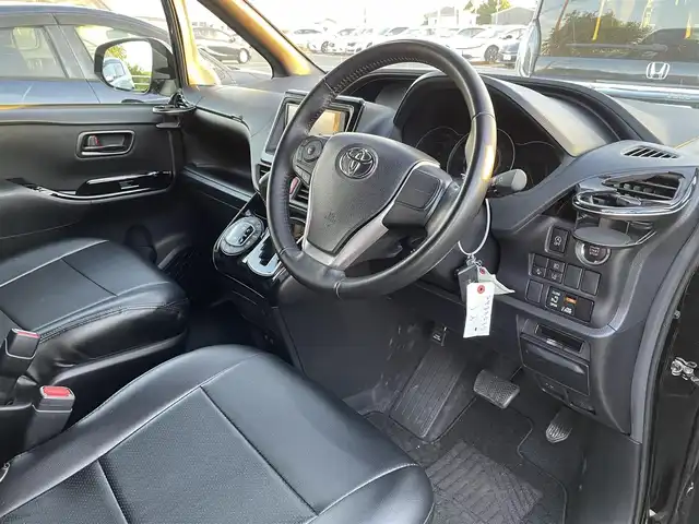トヨタ ノア Si 佐賀県 2021(令3)年 2.9万km ブラック 純正SDナビゲーション「NSZT-W62G」/・AM/FM/CD/DVD/フルセグ/BT//・バックカメラ/前後ドライブレコーダー/社外フリップダウンモニター/USB入力端子/純正16インチアルミホイール/黒レザーシートカバー/スマートキー/LEDヘッドライト/・オートマチックハイビーム/オートエアコン/ETC/ドアバイザー/新車保証書/取扱説明書/スペアキー1本/Toyota Safety Sense/・プリクラッシュセーフティ/・クルーズコントロール/・インテリジェントクリアランスソナー/・リヤクロストラフィックアラート/・VSC（車両安定制御システム）/・TRC（トラクションコントロール）/・ヒルスタートアシストコントロール