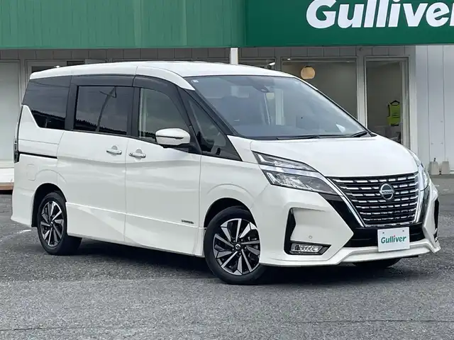 日産 セレナ ハイウェイスター V 千葉県 2020(令2)年 5.2万km ブリリアントホワイトパール プロパイロット/純正10インチSDナビ【MM520D-L】/・CD/DVD/Blu-ray/MSV/Bluetooth/フルセグ/アラウンドビューモニター/純正フリップダウンモニター/両後ハンズフリーオートスライドドア/インテリジェントパーキングアシスト/全方位運転支援システム/・車線逸脱防止支援システム/・インテリジェントエマージェンシーブレーキ/・後方・後退時車両検知警報/・ブラインドスポットモニター/インテリジェントキー/前後コーナーセンサー/純正前後ドライブレコーダー/ETC/純正16インチアルミホイール/アイドリングストップ/純正LEDヘッドライト/フォグランプ/ドアバイザー/本革巻きステアリング/サイド＆カーテンエアバッグ/新車時保証書＆取扱説明書