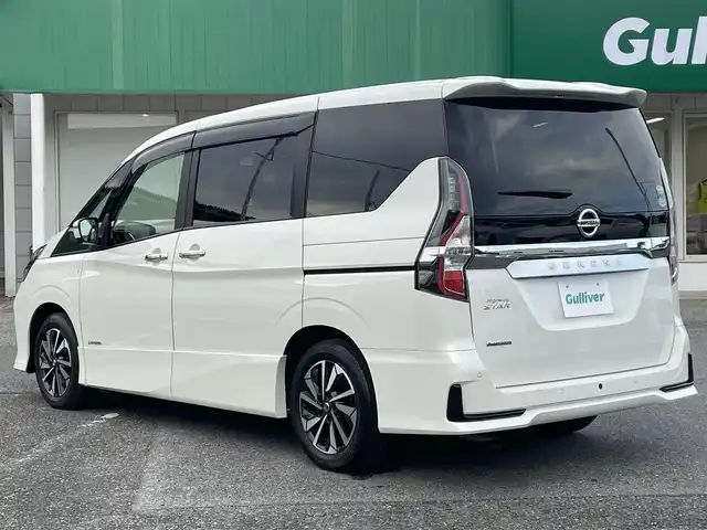 日産 セレナ ハイウェイスター V 千葉県 2020(令2)年 5.2万km ブリリアントホワイトパール プロパイロット/純正10インチSDナビ【MM520D-L】/・CD/DVD/Blu-ray/MSV/Bluetooth/フルセグ/アラウンドビューモニター/純正フリップダウンモニター/両後ハンズフリーオートスライドドア/インテリジェントパーキングアシスト/全方位運転支援システム/・車線逸脱防止支援システム/・インテリジェントエマージェンシーブレーキ/・後方・後退時車両検知警報/・ブラインドスポットモニター/インテリジェントキー/前後コーナーセンサー/純正前後ドライブレコーダー/ETC/純正16インチアルミホイール/アイドリングストップ/純正LEDヘッドライト/フォグランプ/ドアバイザー/本革巻きステアリング/サイド＆カーテンエアバッグ/新車時保証書＆取扱説明書