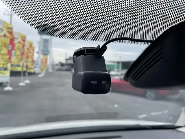 日産 セレナ ハイウェイスター V 千葉県 2020(令2)年 5.2万km ブリリアントホワイトパール プロパイロット/純正10インチSDナビ【MM520D-L】/・CD/DVD/Blu-ray/MSV/Bluetooth/フルセグ/アラウンドビューモニター/純正フリップダウンモニター/両後ハンズフリーオートスライドドア/インテリジェントパーキングアシスト/全方位運転支援システム/・車線逸脱防止支援システム/・インテリジェントエマージェンシーブレーキ/・後方・後退時車両検知警報/・ブラインドスポットモニター/インテリジェントキー/前後コーナーセンサー/純正前後ドライブレコーダー/ETC/純正16インチアルミホイール/アイドリングストップ/純正LEDヘッドライト/フォグランプ/ドアバイザー/本革巻きステアリング/サイド＆カーテンエアバッグ/新車時保証書＆取扱説明書