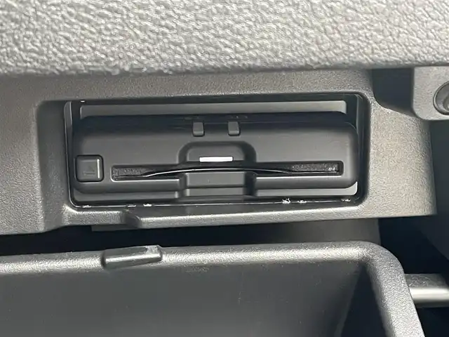 日産 セレナ ハイウェイスター V 千葉県 2020(令2)年 5.2万km ブリリアントホワイトパール プロパイロット/純正10インチSDナビ【MM520D-L】/・CD/DVD/Blu-ray/MSV/Bluetooth/フルセグ/アラウンドビューモニター/純正フリップダウンモニター/両後ハンズフリーオートスライドドア/インテリジェントパーキングアシスト/全方位運転支援システム/・車線逸脱防止支援システム/・インテリジェントエマージェンシーブレーキ/・後方・後退時車両検知警報/・ブラインドスポットモニター/インテリジェントキー/前後コーナーセンサー/純正前後ドライブレコーダー/ETC/純正16インチアルミホイール/アイドリングストップ/純正LEDヘッドライト/フォグランプ/ドアバイザー/本革巻きステアリング/サイド＆カーテンエアバッグ/新車時保証書＆取扱説明書