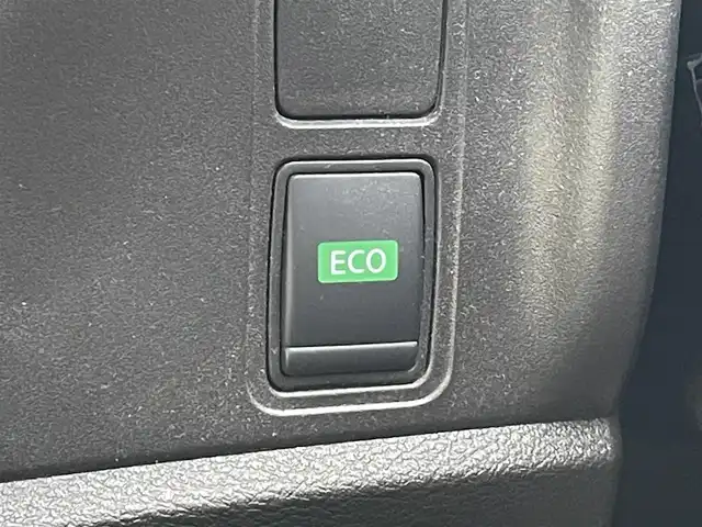 日産 セレナ ハイウェイスター V 千葉県 2020(令2)年 5.2万km ブリリアントホワイトパール プロパイロット/純正10インチSDナビ【MM520D-L】/・CD/DVD/Blu-ray/MSV/Bluetooth/フルセグ/アラウンドビューモニター/純正フリップダウンモニター/両後ハンズフリーオートスライドドア/インテリジェントパーキングアシスト/全方位運転支援システム/・車線逸脱防止支援システム/・インテリジェントエマージェンシーブレーキ/・後方・後退時車両検知警報/・ブラインドスポットモニター/インテリジェントキー/前後コーナーセンサー/純正前後ドライブレコーダー/ETC/純正16インチアルミホイール/アイドリングストップ/純正LEDヘッドライト/フォグランプ/ドアバイザー/本革巻きステアリング/サイド＆カーテンエアバッグ/新車時保証書＆取扱説明書