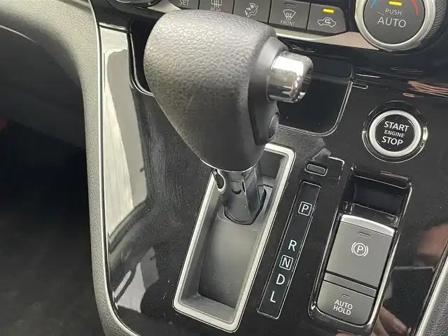 日産 セレナ ハイウェイスター V 千葉県 2020(令2)年 5.2万km ブリリアントホワイトパール プロパイロット/純正10インチSDナビ【MM520D-L】/・CD/DVD/Blu-ray/MSV/Bluetooth/フルセグ/アラウンドビューモニター/純正フリップダウンモニター/両後ハンズフリーオートスライドドア/インテリジェントパーキングアシスト/全方位運転支援システム/・車線逸脱防止支援システム/・インテリジェントエマージェンシーブレーキ/・後方・後退時車両検知警報/・ブラインドスポットモニター/インテリジェントキー/前後コーナーセンサー/純正前後ドライブレコーダー/ETC/純正16インチアルミホイール/アイドリングストップ/純正LEDヘッドライト/フォグランプ/ドアバイザー/本革巻きステアリング/サイド＆カーテンエアバッグ/新車時保証書＆取扱説明書