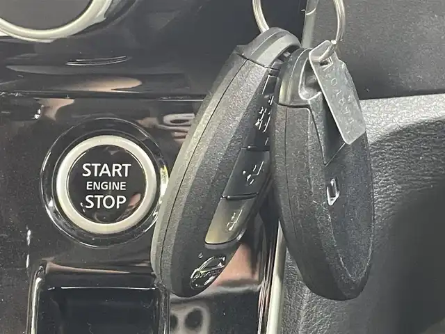 日産 セレナ ハイウェイスター V 千葉県 2020(令2)年 5.2万km ブリリアントホワイトパール プロパイロット/純正10インチSDナビ【MM520D-L】/・CD/DVD/Blu-ray/MSV/Bluetooth/フルセグ/アラウンドビューモニター/純正フリップダウンモニター/両後ハンズフリーオートスライドドア/インテリジェントパーキングアシスト/全方位運転支援システム/・車線逸脱防止支援システム/・インテリジェントエマージェンシーブレーキ/・後方・後退時車両検知警報/・ブラインドスポットモニター/インテリジェントキー/前後コーナーセンサー/純正前後ドライブレコーダー/ETC/純正16インチアルミホイール/アイドリングストップ/純正LEDヘッドライト/フォグランプ/ドアバイザー/本革巻きステアリング/サイド＆カーテンエアバッグ/新車時保証書＆取扱説明書