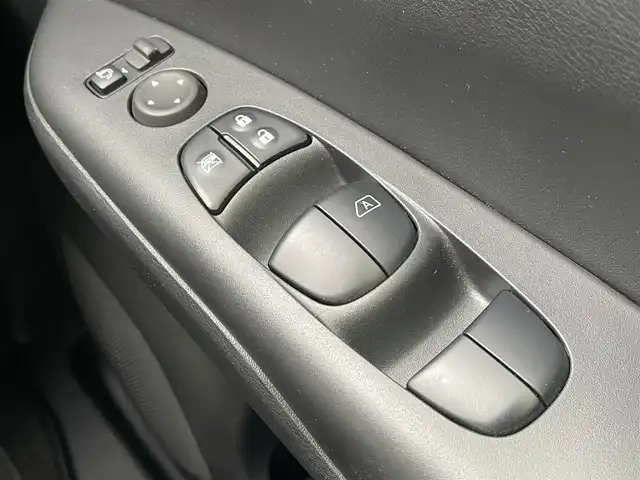 日産 セレナ ハイウェイスター V 千葉県 2020(令2)年 5.2万km ブリリアントホワイトパール プロパイロット/純正10インチSDナビ【MM520D-L】/・CD/DVD/Blu-ray/MSV/Bluetooth/フルセグ/アラウンドビューモニター/純正フリップダウンモニター/両後ハンズフリーオートスライドドア/インテリジェントパーキングアシスト/全方位運転支援システム/・車線逸脱防止支援システム/・インテリジェントエマージェンシーブレーキ/・後方・後退時車両検知警報/・ブラインドスポットモニター/インテリジェントキー/前後コーナーセンサー/純正前後ドライブレコーダー/ETC/純正16インチアルミホイール/アイドリングストップ/純正LEDヘッドライト/フォグランプ/ドアバイザー/本革巻きステアリング/サイド＆カーテンエアバッグ/新車時保証書＆取扱説明書