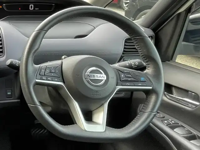 日産 セレナ ハイウェイスター V 千葉県 2020(令2)年 5.2万km ブリリアントホワイトパール プロパイロット/純正10インチSDナビ【MM520D-L】/・CD/DVD/Blu-ray/MSV/Bluetooth/フルセグ/アラウンドビューモニター/純正フリップダウンモニター/両後ハンズフリーオートスライドドア/インテリジェントパーキングアシスト/全方位運転支援システム/・車線逸脱防止支援システム/・インテリジェントエマージェンシーブレーキ/・後方・後退時車両検知警報/・ブラインドスポットモニター/インテリジェントキー/前後コーナーセンサー/純正前後ドライブレコーダー/ETC/純正16インチアルミホイール/アイドリングストップ/純正LEDヘッドライト/フォグランプ/ドアバイザー/本革巻きステアリング/サイド＆カーテンエアバッグ/新車時保証書＆取扱説明書