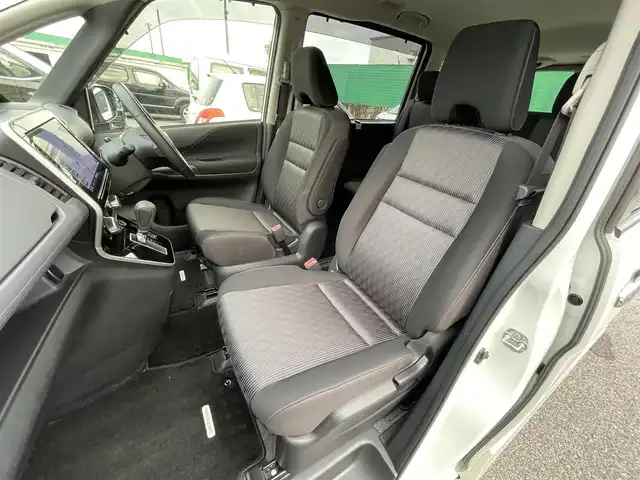 日産 セレナ ハイウェイスター V 千葉県 2020(令2)年 5.2万km ブリリアントホワイトパール プロパイロット/純正10インチSDナビ【MM520D-L】/・CD/DVD/Blu-ray/MSV/Bluetooth/フルセグ/アラウンドビューモニター/純正フリップダウンモニター/両後ハンズフリーオートスライドドア/インテリジェントパーキングアシスト/全方位運転支援システム/・車線逸脱防止支援システム/・インテリジェントエマージェンシーブレーキ/・後方・後退時車両検知警報/・ブラインドスポットモニター/インテリジェントキー/前後コーナーセンサー/純正前後ドライブレコーダー/ETC/純正16インチアルミホイール/アイドリングストップ/純正LEDヘッドライト/フォグランプ/ドアバイザー/本革巻きステアリング/サイド＆カーテンエアバッグ/新車時保証書＆取扱説明書