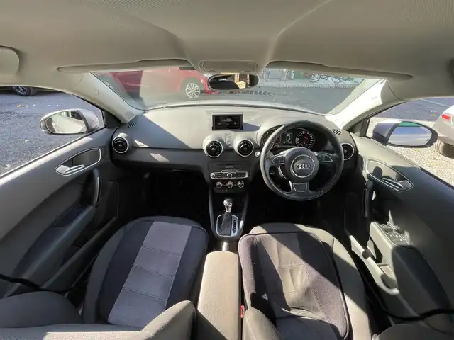 アウディ Ａ１ スポーツバック 1．4TFSI 東京都 2014(平26)年 3.2万km フローレットシルバーM バイキセノンパッケージ/・HIDヘッドランプ/純正ナビ/・フルセグTV/DVD/Bluetooth/ターボ/スマートキー/プッシュスタート/純正アルミホイール15インチ/保証書/取扱説明書/スペアキー