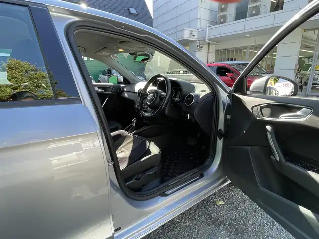 アウディ Ａ１ スポーツバック 1．4TFSI 東京都 2014(平26)年 3.2万km フローレットシルバーM バイキセノンパッケージ/・HIDヘッドランプ/純正ナビ/・フルセグTV/DVD/Bluetooth/ターボ/スマートキー/プッシュスタート/純正アルミホイール15インチ/保証書/取扱説明書/スペアキー