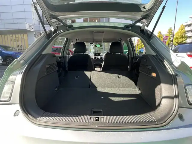 アウディ Ａ１ スポーツバック 1．4TFSI 東京都 2014(平26)年 3.2万km フローレットシルバーM バイキセノンパッケージ/・HIDヘッドランプ/純正ナビ/・フルセグTV/DVD/Bluetooth/ターボ/スマートキー/プッシュスタート/純正アルミホイール15インチ/保証書/取扱説明書/スペアキー