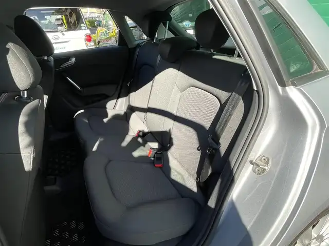 アウディ Ａ１ スポーツバック 1．4TFSI 東京都 2014(平26)年 3.2万km フローレットシルバーM バイキセノンパッケージ/・HIDヘッドランプ/純正ナビ/・フルセグTV/DVD/Bluetooth/ターボ/スマートキー/プッシュスタート/純正アルミホイール15インチ/保証書/取扱説明書/スペアキー