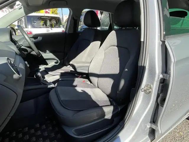 アウディ Ａ１ スポーツバック 1．4TFSI 東京都 2014(平26)年 3.2万km フローレットシルバーM バイキセノンパッケージ/・HIDヘッドランプ/純正ナビ/・フルセグTV/DVD/Bluetooth/ターボ/スマートキー/プッシュスタート/純正アルミホイール15インチ/保証書/取扱説明書/スペアキー