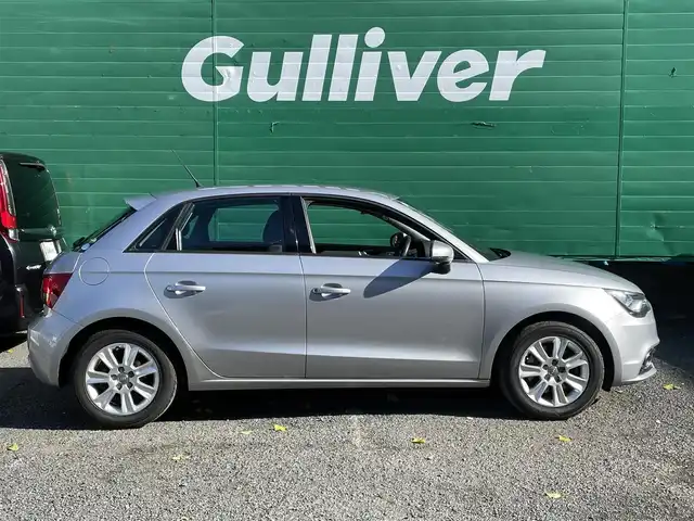 アウディ Ａ１ スポーツバック 1．4TFSI 東京都 2014(平26)年 3.2万km フローレットシルバーM バイキセノンパッケージ/・HIDヘッドランプ/純正ナビ/・フルセグTV/DVD/Bluetooth/ターボ/スマートキー/プッシュスタート/純正アルミホイール15インチ/保証書/取扱説明書/スペアキー