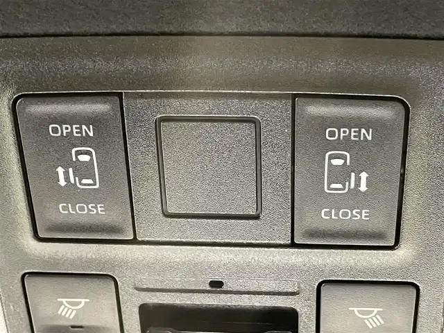 トヨタ ヴォクシー ハイブリッド S－Z 愛知県 2023(令5)年 3.8万km グリッターブラックガラスフレーク 純正10.5インチディスプレイオーディオプラス/純正フリップダウンモニター/電動サイドステップ/衝突軽減ブレーキ/両側電動スライドドア/レーダークルーズコントロール/100V電源/ビルトインETC2.0/シートヒーター/LEDヘッドライト/バックカメラ/フルセグTV/Bluetooth/コーナーセンサー/レーンキープアシスト/オートハイビーム/HDMI接続/Carplay/プッシュスタート/USB接続/スマートキー/CD/DVD再生/ミュージックプレイヤー接続/純正フロアマット/純正アルミホイール/オートライト/禁煙車/ハーフレザーシート/ウィンカーミラー/電動格納ミラー/Wエアコン/横滑り防止装置/ステアリングリモコン/プロアクティブドライビングアシスト/ロードサインアシスト