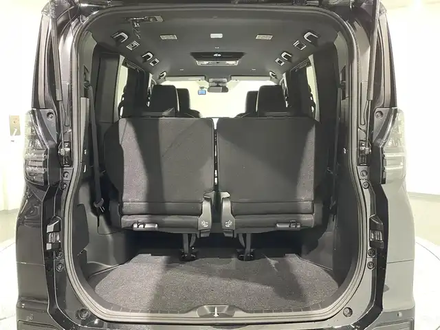 トヨタ ヴォクシー ハイブリッド S－Z 愛知県 2023(令5)年 3.8万km グリッターブラックガラスフレーク 純正10.5インチディスプレイオーディオプラス/純正フリップダウンモニター/電動サイドステップ/衝突軽減ブレーキ/両側電動スライドドア/レーダークルーズコントロール/100V電源/ビルトインETC2.0/シートヒーター/LEDヘッドライト/バックカメラ/フルセグTV/Bluetooth/コーナーセンサー/レーンキープアシスト/オートハイビーム/HDMI接続/Carplay/プッシュスタート/USB接続/スマートキー/CD/DVD再生/ミュージックプレイヤー接続/純正フロアマット/純正アルミホイール/オートライト/禁煙車/ハーフレザーシート/ウィンカーミラー/電動格納ミラー/Wエアコン/横滑り防止装置/ステアリングリモコン/プロアクティブドライビングアシスト/ロードサインアシスト