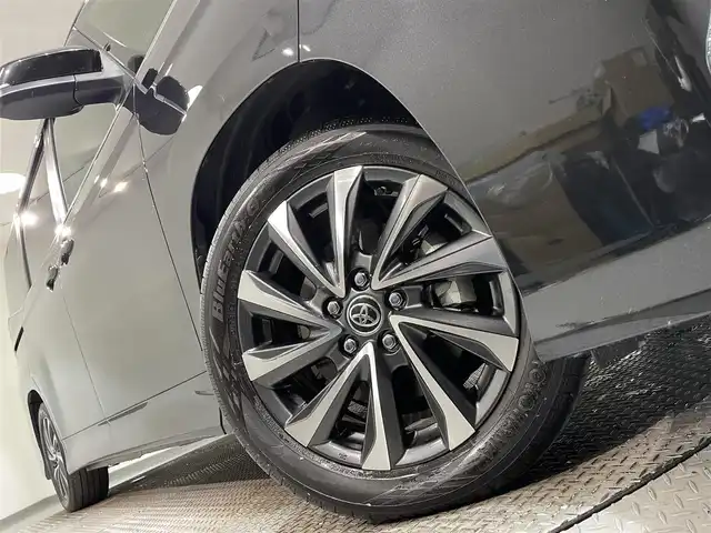 トヨタ ヴォクシー ハイブリッド S－Z 愛知県 2023(令5)年 3.8万km グリッターブラックガラスフレーク 純正10.5インチディスプレイオーディオプラス/純正フリップダウンモニター/電動サイドステップ/衝突軽減ブレーキ/両側電動スライドドア/レーダークルーズコントロール/100V電源/ビルトインETC2.0/シートヒーター/LEDヘッドライト/バックカメラ/フルセグTV/Bluetooth/コーナーセンサー/レーンキープアシスト/オートハイビーム/HDMI接続/Carplay/プッシュスタート/USB接続/スマートキー/CD/DVD再生/ミュージックプレイヤー接続/純正フロアマット/純正アルミホイール/オートライト/禁煙車/ハーフレザーシート/ウィンカーミラー/電動格納ミラー/Wエアコン/横滑り防止装置/ステアリングリモコン/プロアクティブドライビングアシスト/ロードサインアシスト