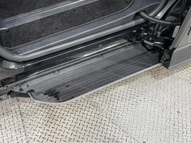 トヨタ ヴォクシー ハイブリッド S－Z 愛知県 2023(令5)年 3.8万km グリッターブラックガラスフレーク 純正10.5インチディスプレイオーディオプラス/純正フリップダウンモニター/電動サイドステップ/衝突軽減ブレーキ/両側電動スライドドア/レーダークルーズコントロール/100V電源/ビルトインETC2.0/シートヒーター/LEDヘッドライト/バックカメラ/フルセグTV/Bluetooth/コーナーセンサー/レーンキープアシスト/オートハイビーム/HDMI接続/Carplay/プッシュスタート/USB接続/スマートキー/CD/DVD再生/ミュージックプレイヤー接続/純正フロアマット/純正アルミホイール/オートライト/禁煙車/ハーフレザーシート/ウィンカーミラー/電動格納ミラー/Wエアコン/横滑り防止装置/ステアリングリモコン/プロアクティブドライビングアシスト/ロードサインアシスト