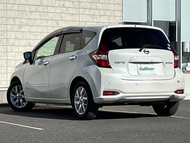 日産 ノート e－パワー X Vセレクション 茨城県 2020(令2)年 6.9万km ブリリアントホワイトパール 純正メモリナビ【MM319D-W】/(地デジTV・CD・DVD・BT・ラジオ再生)/衝突軽減ブレーキ/コーナーセンサー/アラウンドビューモニター/ETC/デジタルインナーミラー/LEDヘッドライト/純正15inアルミホイール/社外フロアマット/スマートキー/取扱説明書