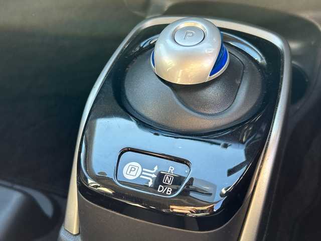 日産 ノート e－パワー X Vセレクション 茨城県 2020(令2)年 6.9万km ブリリアントホワイトパール 純正メモリナビ【MM319D-W】/(地デジTV・CD・DVD・BT・ラジオ再生)/衝突軽減ブレーキ/コーナーセンサー/アラウンドビューモニター/ETC/デジタルインナーミラー/LEDヘッドライト/純正15inアルミホイール/社外フロアマット/スマートキー/取扱説明書