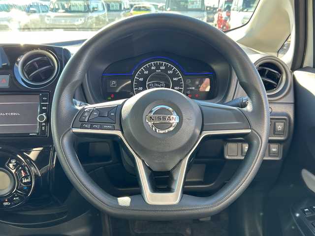 日産 ノート e－パワー X Vセレクション 茨城県 2020(令2)年 6.9万km ブリリアントホワイトパール 純正メモリナビ【MM319D-W】/(地デジTV・CD・DVD・BT・ラジオ再生)/衝突軽減ブレーキ/コーナーセンサー/アラウンドビューモニター/ETC/デジタルインナーミラー/LEDヘッドライト/純正15inアルミホイール/社外フロアマット/スマートキー/取扱説明書