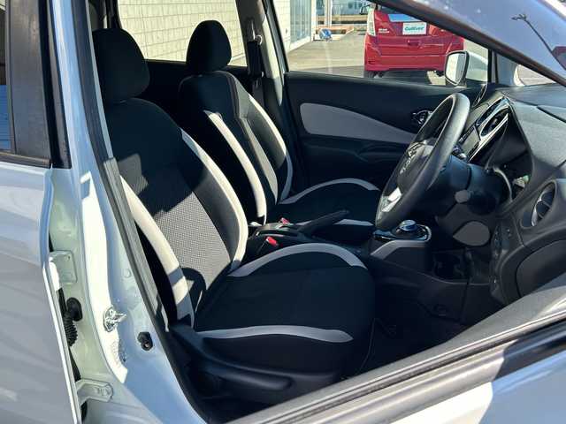 日産 ノート e－パワー X Vセレクション 茨城県 2020(令2)年 6.9万km ブリリアントホワイトパール 純正メモリナビ【MM319D-W】/(地デジTV・CD・DVD・BT・ラジオ再生)/衝突軽減ブレーキ/コーナーセンサー/アラウンドビューモニター/ETC/デジタルインナーミラー/LEDヘッドライト/純正15inアルミホイール/社外フロアマット/スマートキー/取扱説明書