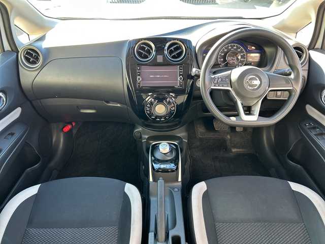 日産 ノート e－パワー X Vセレクション 茨城県 2020(令2)年 6.9万km ブリリアントホワイトパール 純正メモリナビ【MM319D-W】/(地デジTV・CD・DVD・BT・ラジオ再生)/衝突軽減ブレーキ/コーナーセンサー/アラウンドビューモニター/ETC/デジタルインナーミラー/LEDヘッドライト/純正15inアルミホイール/社外フロアマット/スマートキー/取扱説明書