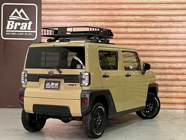 ダイハツ タフト G クロムベンチャー 福島県 2023(令5)年 0.1千km サンドベージュメタリック AIS検査済み/【2407008208】/10インチディスプレイオーディオ/15AW M29スティンガー　（バレルブラック）社外/マッドスター　ラジアル　A/T/1インチリフトアップキット（社外）/ダムド　littleD フェイスチェンジキット（タフト）社外/・フロントグリル/・フロントバンパー/・レターエンブレム（マットブラック）/フロントカメラ＋モニターセット（社外）/ステアリングスイッチ/電動格納ミラー/CURTルーフラック（社外）/イノー　ベースキャリア（社外）/社外パーツ取り付けあり