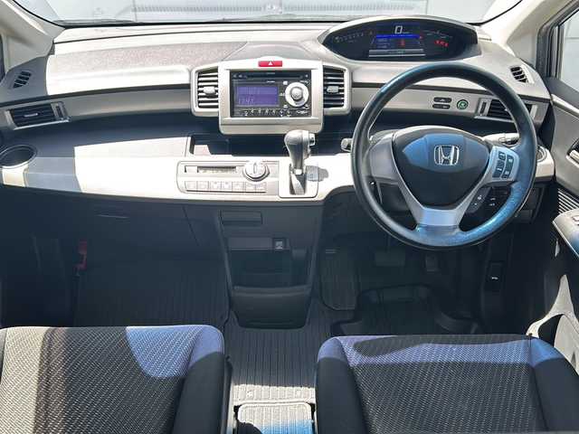 ホンダ フリード ハイブリット ジャストセレクション 埼玉県 2012(平24)年 2.6万km ポリッシュドメタルメタリック (株)IDOMが運営する【じしゃロン熊谷店】の自社ローン専用車両になりますこちらは現金またはオートローンご利用時の価格です。自社ローンご希望の方は別途その旨お申付け下さい/純正カーオーディオ（WX-128CU)/・AM/FM/CD/AUX/USB/片側パワースライドドア/3列シート/クルーズコントロール/チップアップシート/純正フロアマット/オートライト/純正HIDヘッドライト/ABS/横滑り防止機能/盗難防止装置/取扱説明書/ECON/ドアバイザー/シガーソケット