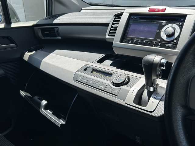 ホンダ フリード ハイブリット ジャストセレクション 埼玉県 2012(平24)年 2.6万km ポリッシュドメタルメタリック (株)IDOMが運営する【じしゃロン熊谷店】の自社ローン専用車両になりますこちらは現金またはオートローンご利用時の価格です。自社ローンご希望の方は別途その旨お申付け下さい/純正カーオーディオ（WX-128CU)/・AM/FM/CD/AUX/USB/片側パワースライドドア/3列シート/クルーズコントロール/チップアップシート/純正フロアマット/オートライト/純正HIDヘッドライト/ABS/横滑り防止機能/盗難防止装置/取扱説明書/ECON/ドアバイザー/シガーソケット