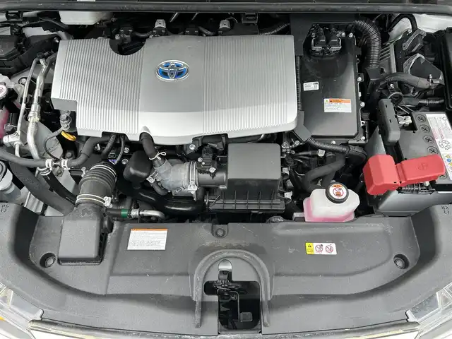 トヨタ プリウス S 滋賀県 2022(令4)年 2.6万km スーパーホワイトⅡ ガソリン（ハイブリッド）/2WD(FF)/CVT	/純正ディスプレイオーディオ/（FM/AM/USB/Bluetooth）/プリクラッシュブレーキアシスト/バックカメラ/ドライブレコーダー前/ETC/電動格納ミラー/プッシュスタート/スマートキー/スペアキー/ステアリングスイッチ/クルーズコントロール/レーンアシスト/オートライト/オートハイビーム/LEDヘッドライト/フロントフォグ/オートエアコン/EVモード/ドライブモード/USB端子/純正マット/ドアバイザー/トノカバー/三角表示板